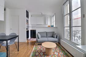 Studio for rent for €1,590 per month in Paris, Rue Saint-Antoine