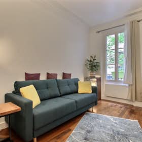 Apartment for rent for €1,728 per month in Paris, Rue Damrémont