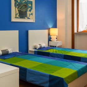 Mehrbettzimmer zu mieten für 375 € pro Monat in Milan, Via Andrea Costa