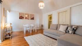 Appartement te huur voor € 863 per maand in Lisbon, Beco das Cruzes