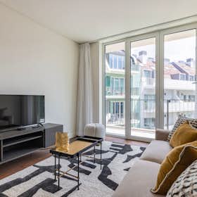 Apartment for rent for €2,497 per month in Lisbon, Rua Luciano Cordeiro