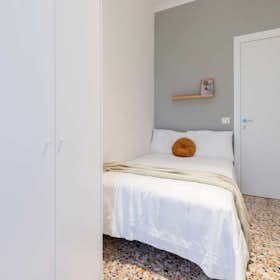 Private room for rent for €570 per month in Turin, Piazza Giosuè Carducci