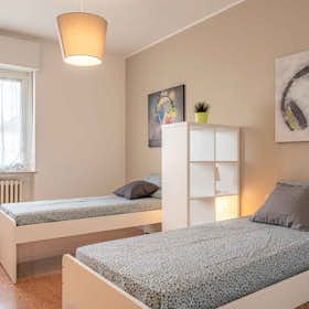 Shared room for rent for €375 per month in Milan, Via Simone Saint Bon