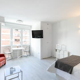Apartment for rent for €1,390 per month in Barcelona, Carrer d'Aragó