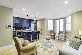公寓 正在以 £3,016 的月租出租，其位于 London, Clapham Common West Side