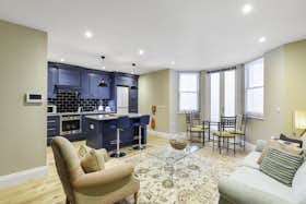 Lägenhet att hyra för 3 028 GBP i månaden i London, Clapham Common West Side