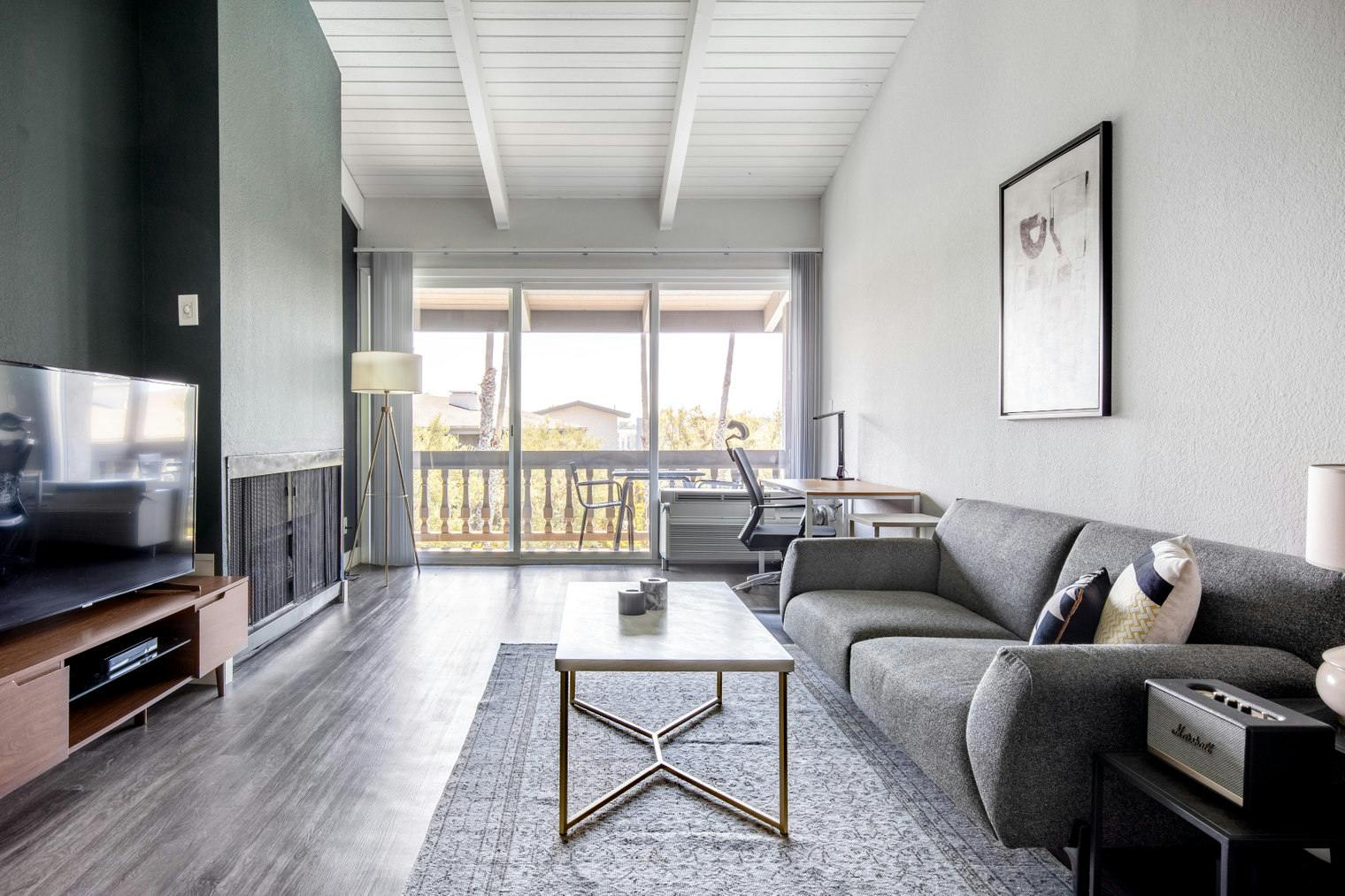Appartement te huur voor $4,762 per maand in Culver City, Green Valley Circle