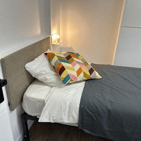 Private room for rent for €500 per month in Lisbon, Avenida 24 de Julho