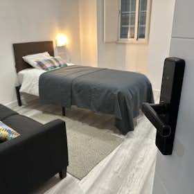 Private room for rent for €550 per month in Lisbon, Avenida 24 de Julho
