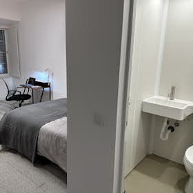 Private room for rent for €650 per month in Lisbon, Avenida 24 de Julho