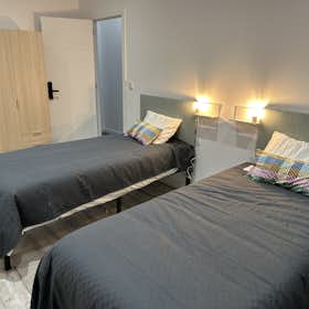 Private room for rent for €800 per month in Lisbon, Avenida 24 de Julho