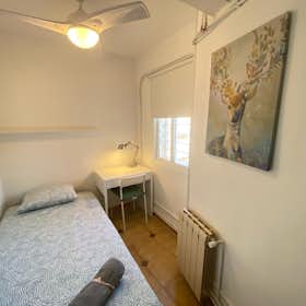 Private room for rent for €320 per month in Madrid, Calle del Puerto de Pajares