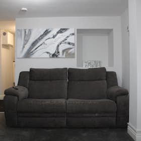 Apartment for rent for €2,917 per month in Manchester, Bennett Road