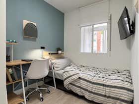 Private room for rent for €425 per month in Madrid, Calle de San Dacio