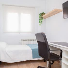 Privé kamer te huur voor € 300 per maand in Zaragoza, Calle Navas de Tolosa