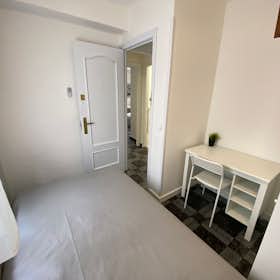 Private room for rent for €320 per month in Madrid, Calle de la Garceta