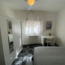 Private room for rent for €360 per month in Madrid, Calle de la Garceta