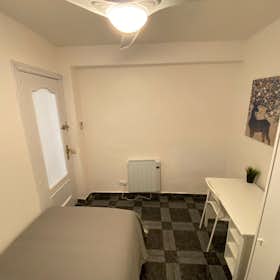 Private room for rent for €300 per month in Madrid, Calle de la Garceta