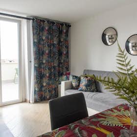 公寓 正在以 €1,385 的月租出租，其位于 Ciampino, Via Bari