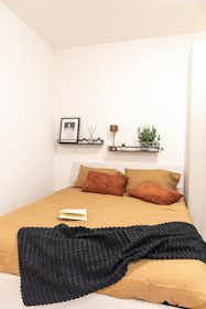 Apartment for rent for €1,275 per month in Ciampino, Via Bari