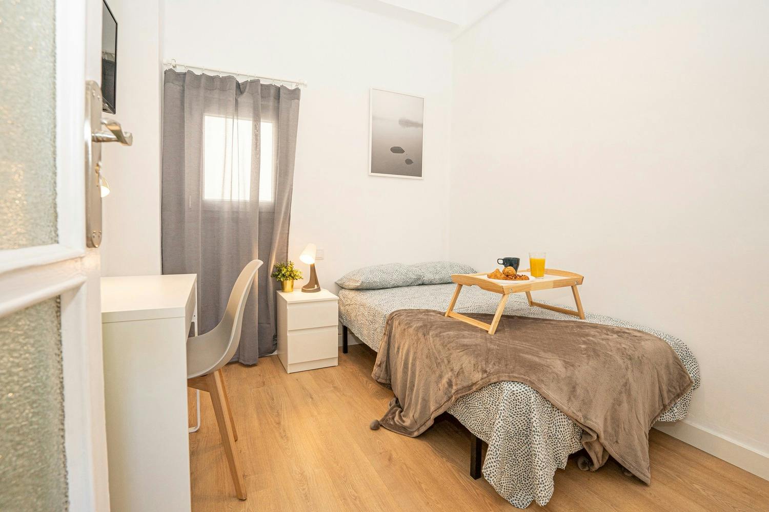 Private room for rent for €350 per month in Valencia, Carrer Honorato Juan