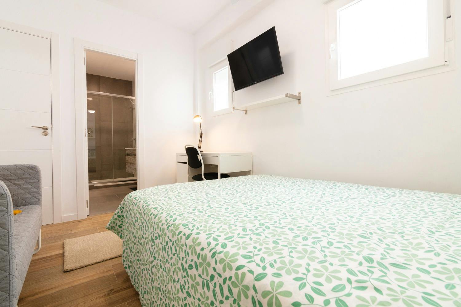 Private room for rent for €420 per month in Valencia, Carrer Pintor Stolz