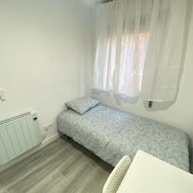 Private room for rent for €270 per month in Madrid, Calle de Arechavaleta