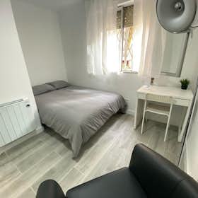Private room for rent for €340 per month in Madrid, Calle de Arechavaleta