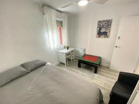 Private room for rent for €370 per month in Madrid, Calle de Arechavaleta
