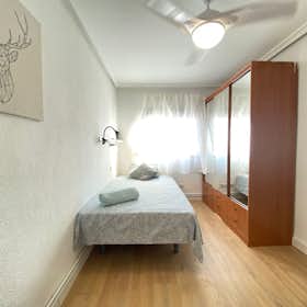 Private room for rent for €530 per month in Madrid, Calle de Benalmádena