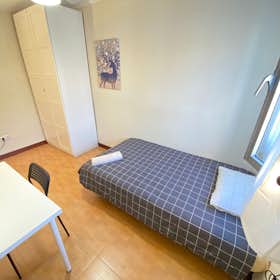 Private room for rent for €530 per month in Madrid, Calle de Pico de Alba