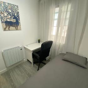 Private room for rent for €340 per month in Madrid, Calle del Oasis