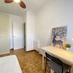 Private room for rent for €490 per month in Madrid, Calle del Hornero