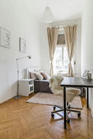 Private room for rent for HUF 138,357 per month in Budapest, Teréz körút