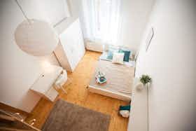 Private room for rent for HUF 155,015 per month in Budapest, Csepreghy utca
