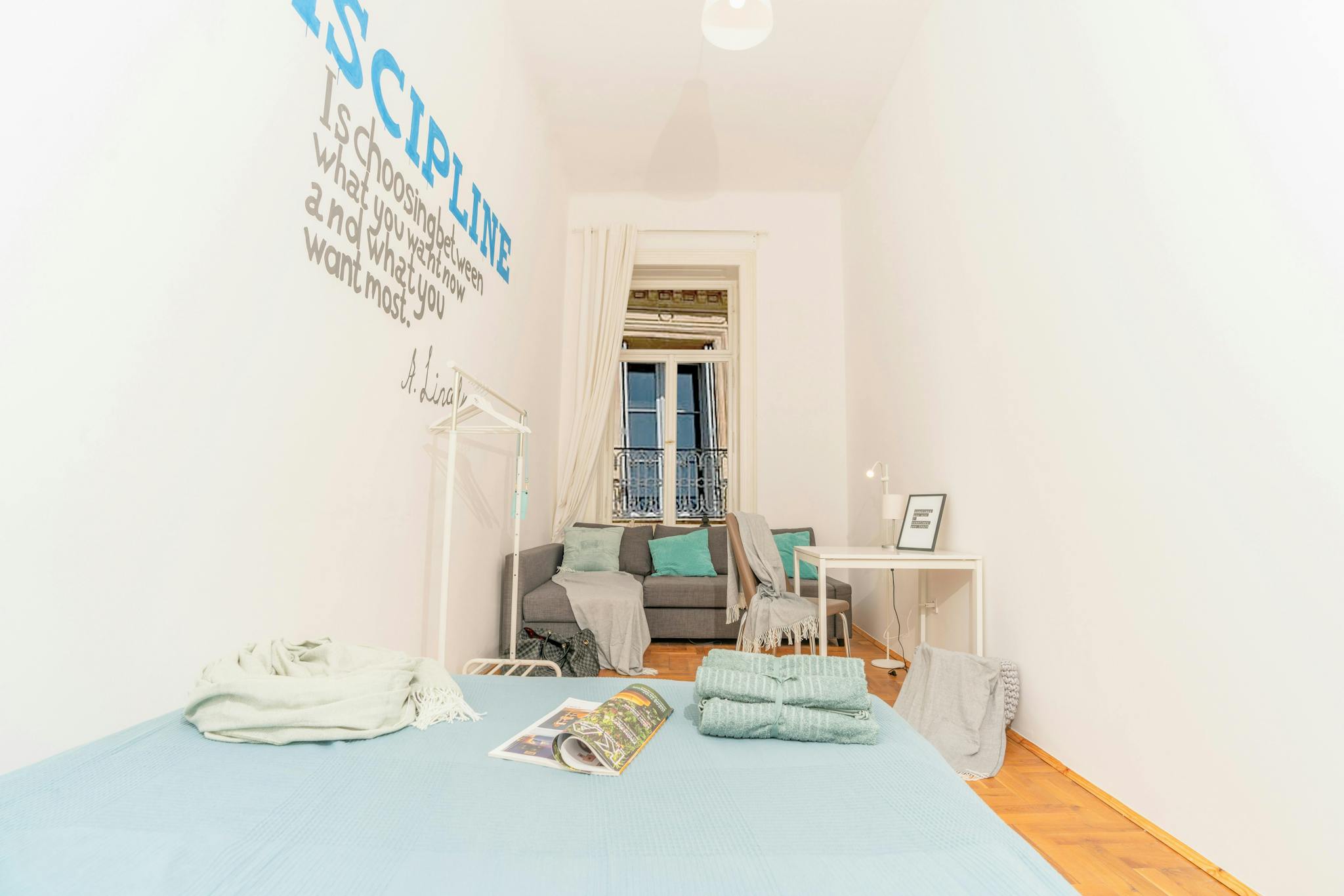 Holló utca, Budapest preview