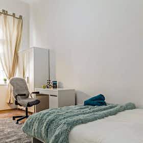 Private room for rent for HUF 147,391 per month in Budapest, Leonardo Da Vinci utca