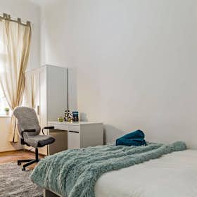 Private room for rent for HUF 149,489 per month in Budapest, Leonardo Da Vinci utca