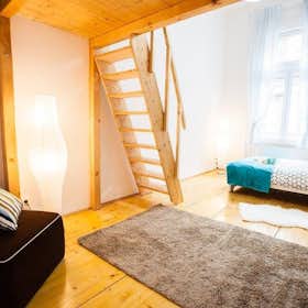 Private room for rent for HUF 155,149 per month in Budapest, Csepreghy utca