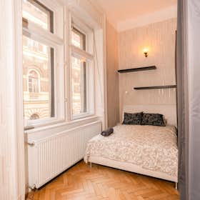 Private room for rent for HUF 118,080 per month in Budapest, Lovag utca