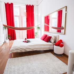 Private room for rent for HUF 137,823 per month in Budapest, Teréz körút