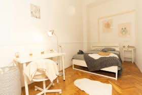 Private room for rent for €300 per month in Budapest, Deák Ferenc utca