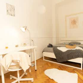 Private room for rent for HUF 116,686 per month in Budapest, Deák Ferenc utca