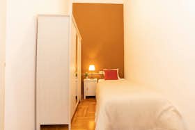 Private room for rent for HUF 112,386 per month in Budapest, Teréz körút