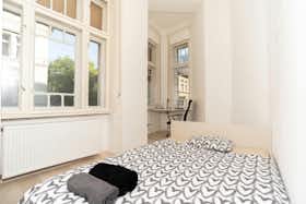 Private room for rent for HUF 134,472 per month in Budapest, Nefelejcs utca