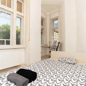 Private room for rent for HUF 136,277 per month in Budapest, Nefelejcs utca