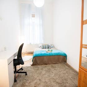 Private room for rent for HUF 141,622 per month in Budapest, Csepreghy utca
