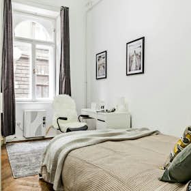 Private room for rent for HUF 149,086 per month in Budapest, Leonardo Da Vinci utca