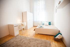 Private room for rent for €360 per month in Budapest, Csepreghy utca