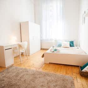 Private room for rent for HUF 139,804 per month in Budapest, Csepreghy utca